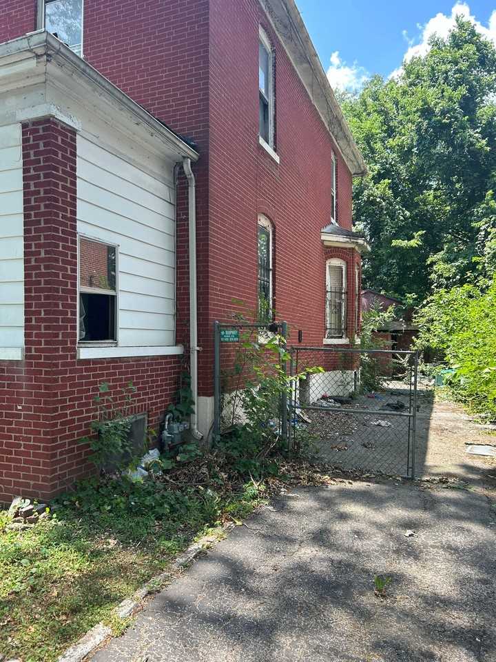 563 N 24th St - Photo 3 of 16