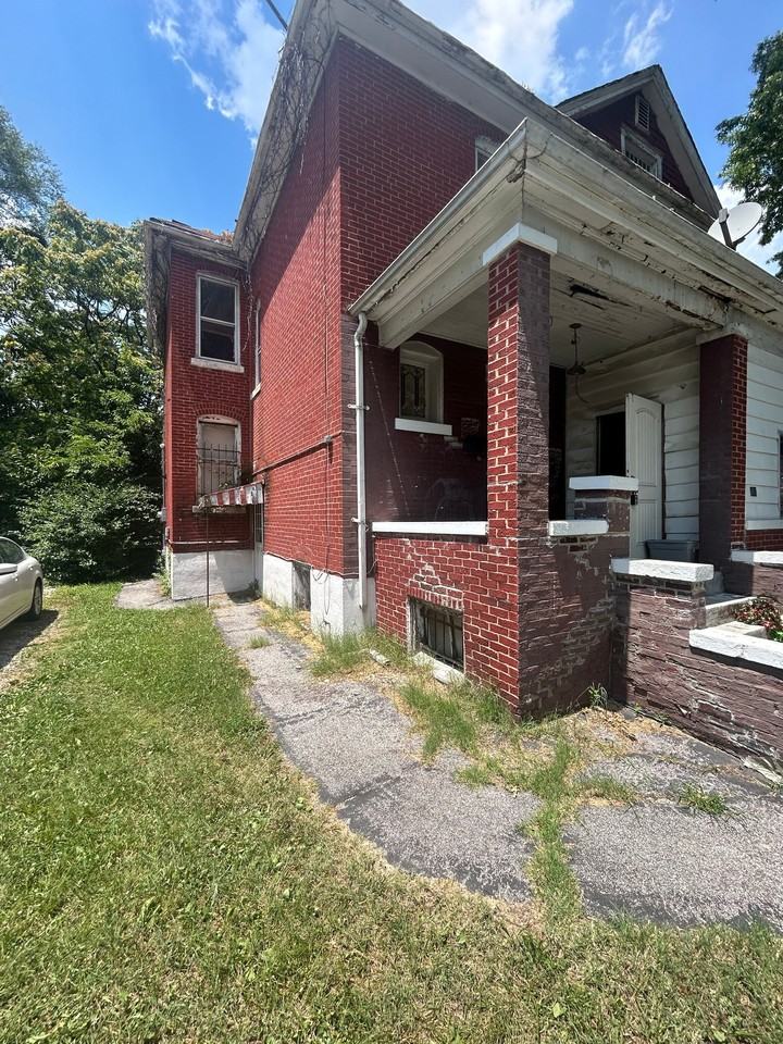 563 N 24th St - Photo 4 of 16