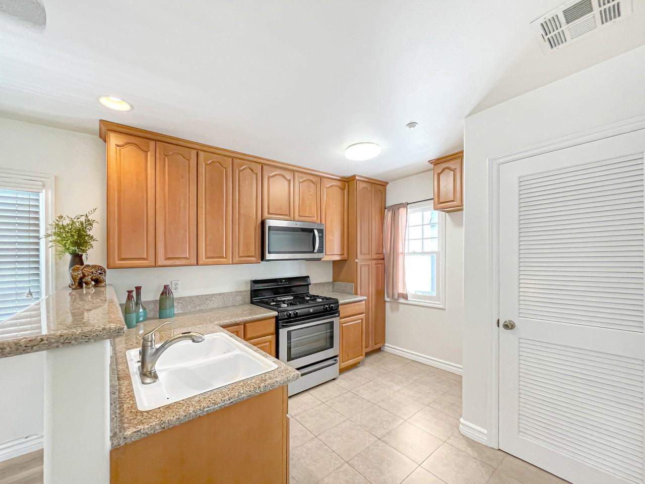 138 S Bonnie Ave #7 - Photo 4 of 15