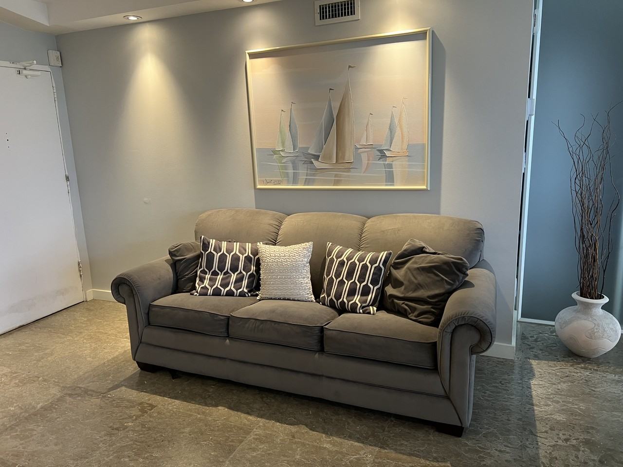 5161 Collins Ave #303 - Photo 7 of 25