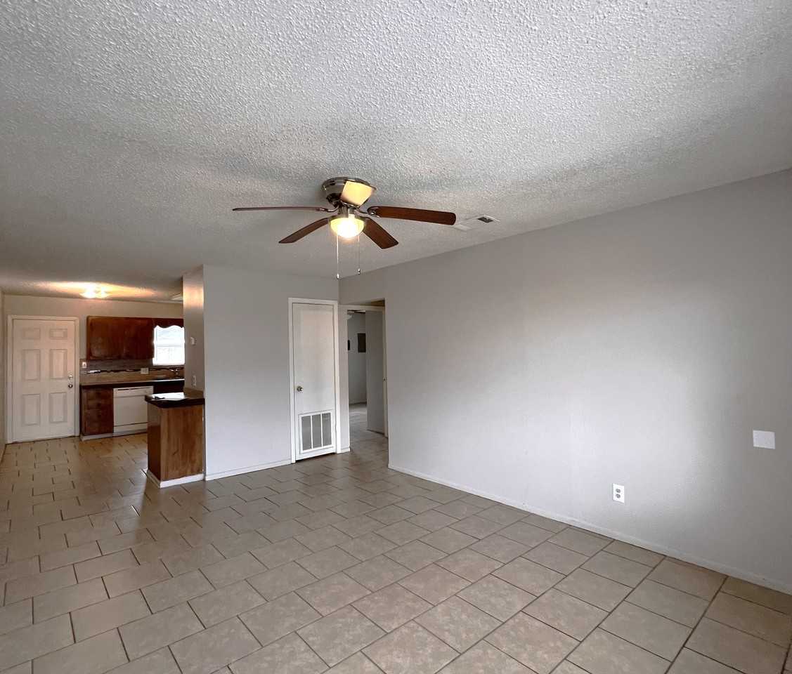 1601 University Pkwy #12 - Photo 3 of 20