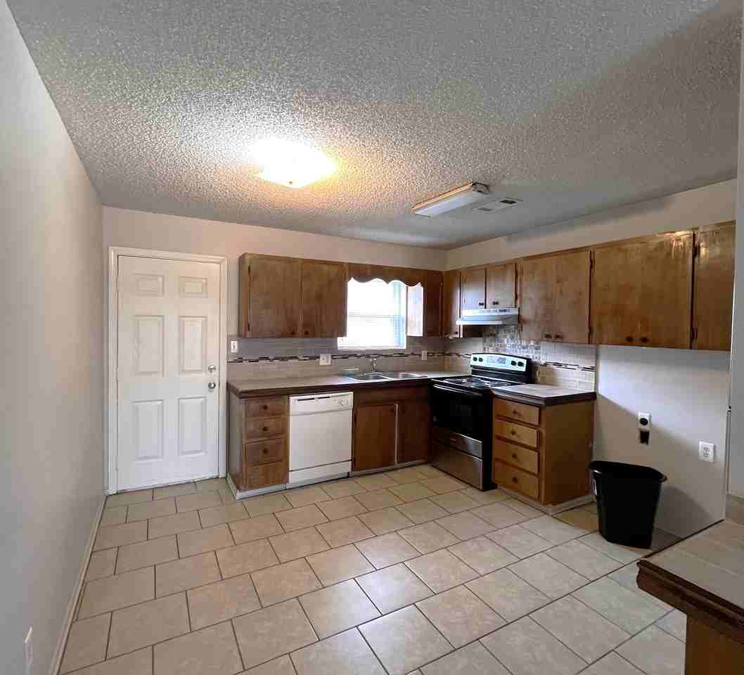 1601 University Pkwy #12 - Photo 4 of 20