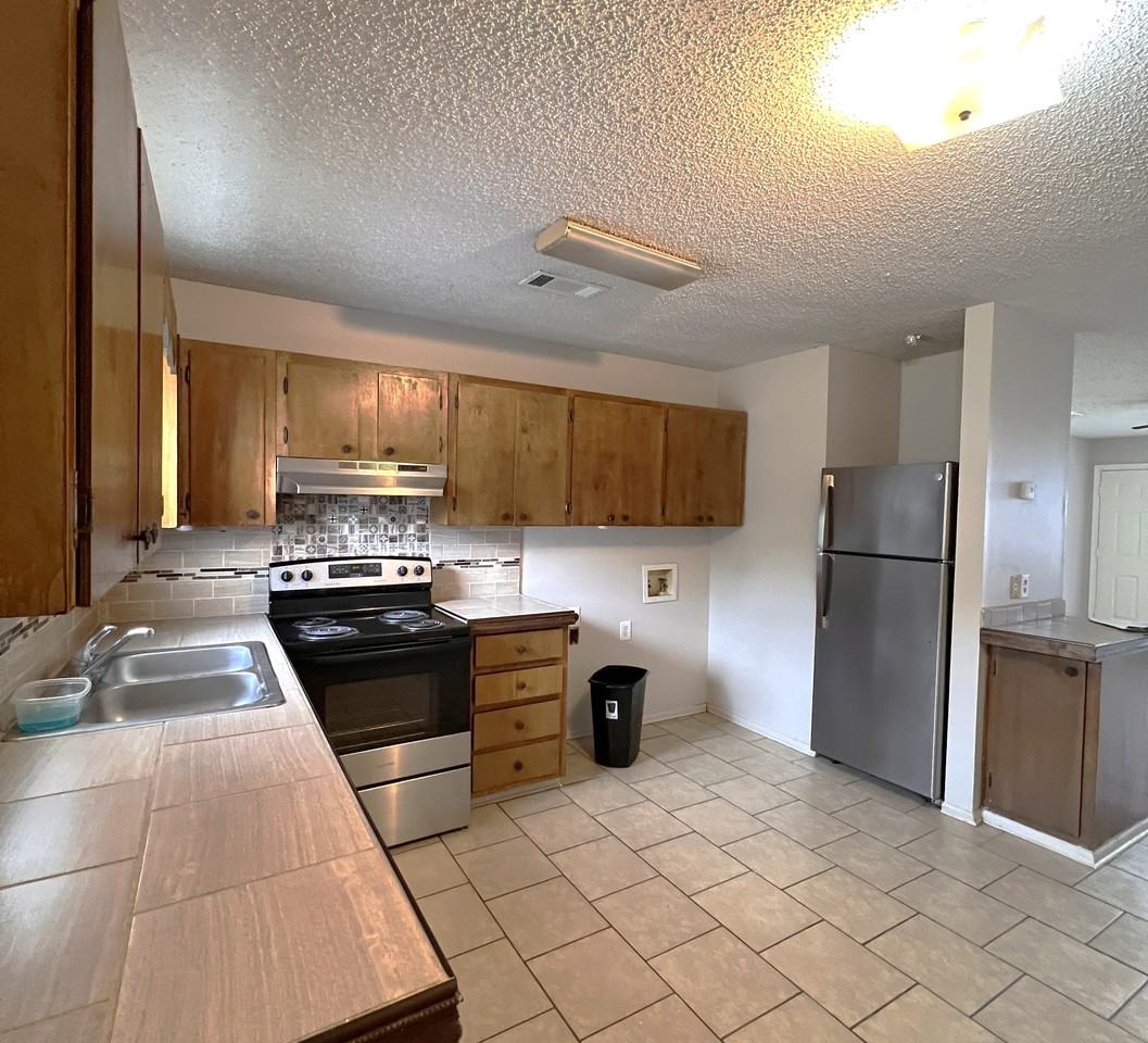 1601 University Pkwy #12 - Photo 5 of 20