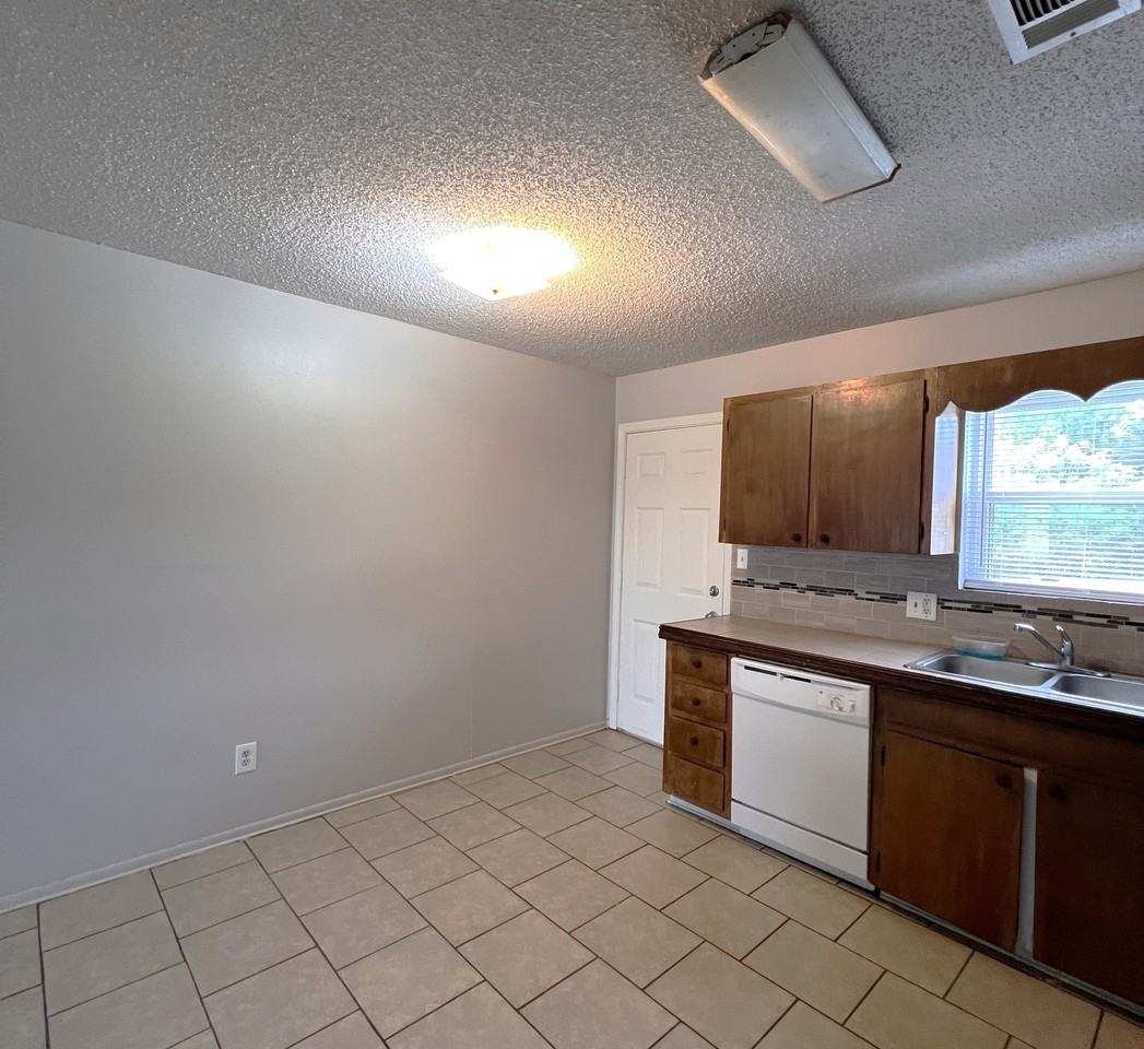 1601 University Pkwy #12 - Photo 7 of 20