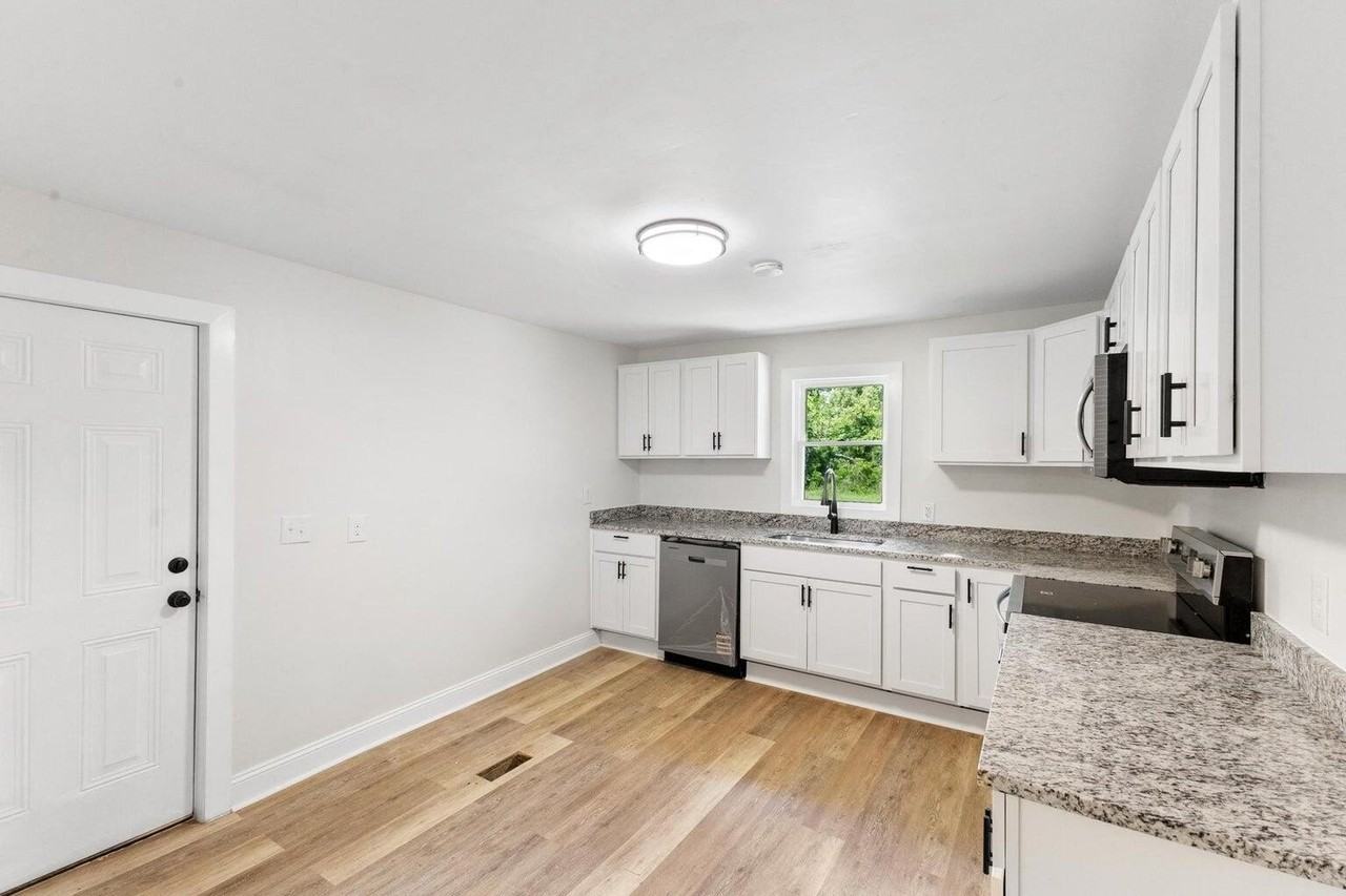 547 Horry St Ne - Photo 4 of 16