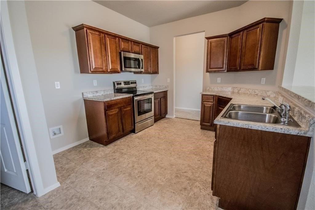 1541 Scotland Dr - Photo 3 of 12