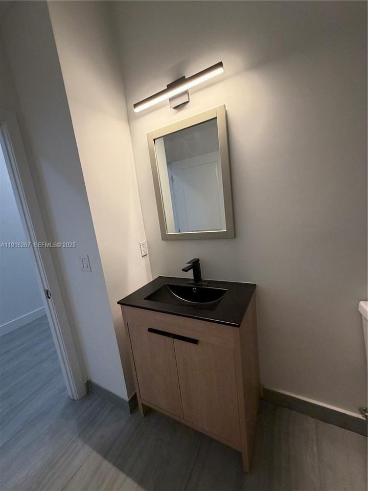 932 Southwest 10th Street #3 - Photo 5 of 22