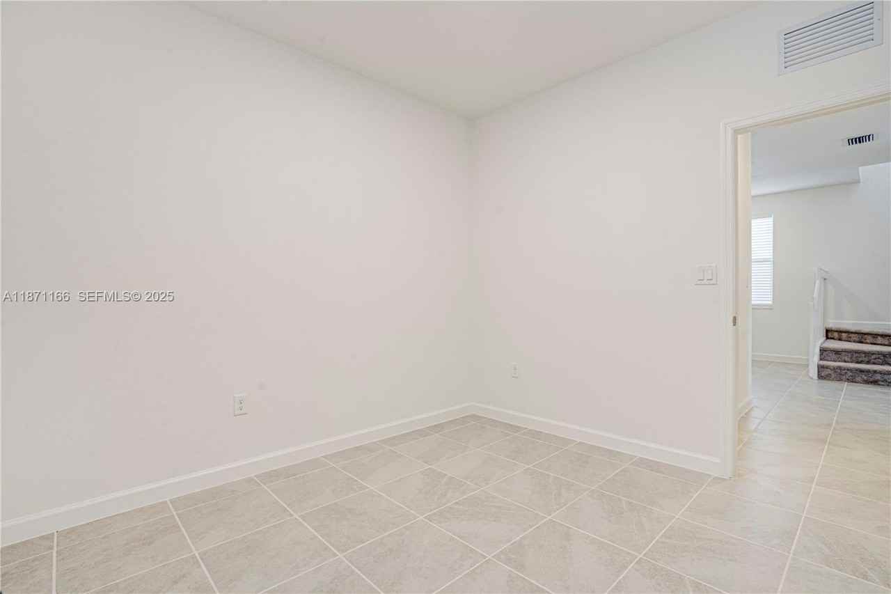 2671 Southeast 24th Drive #0 - Photo 5 of 28