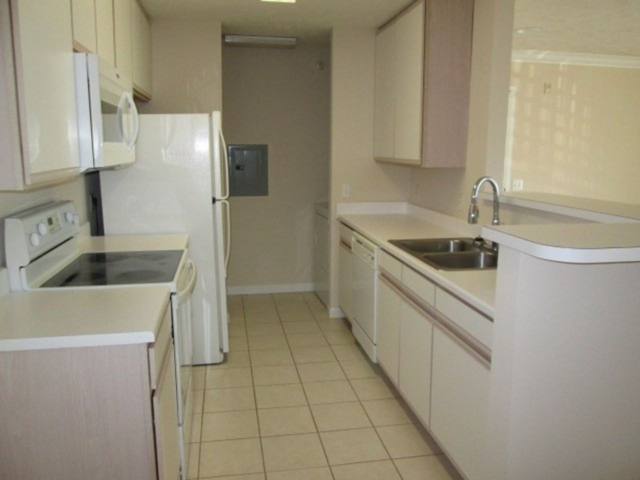 Hillsborough Pointe Apartments - Photo 4 of 26
