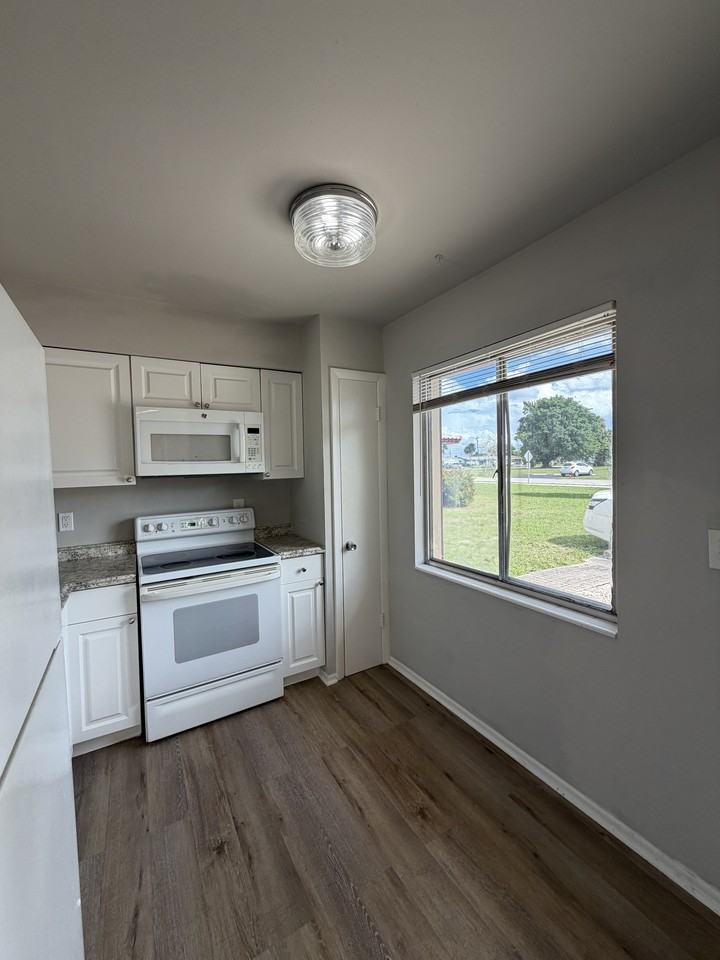 1920 W Lakeview Blvd-4 #1 - Photo 4 of 29