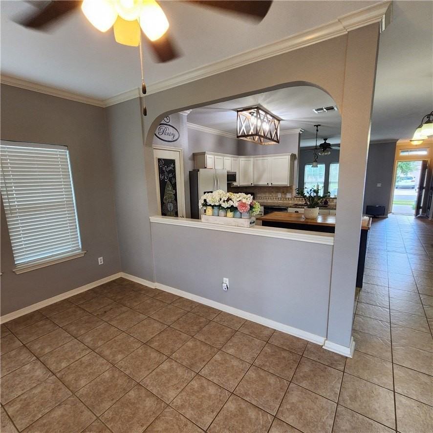 3009 Las Brisas St - Photo 3 of 15