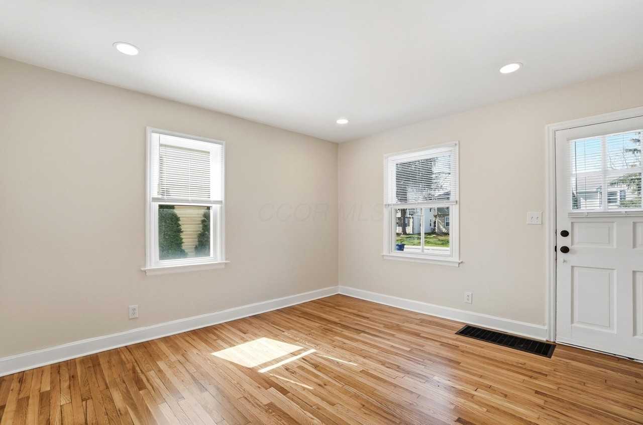 1654 Ashland Ave - Photo 5 of 35