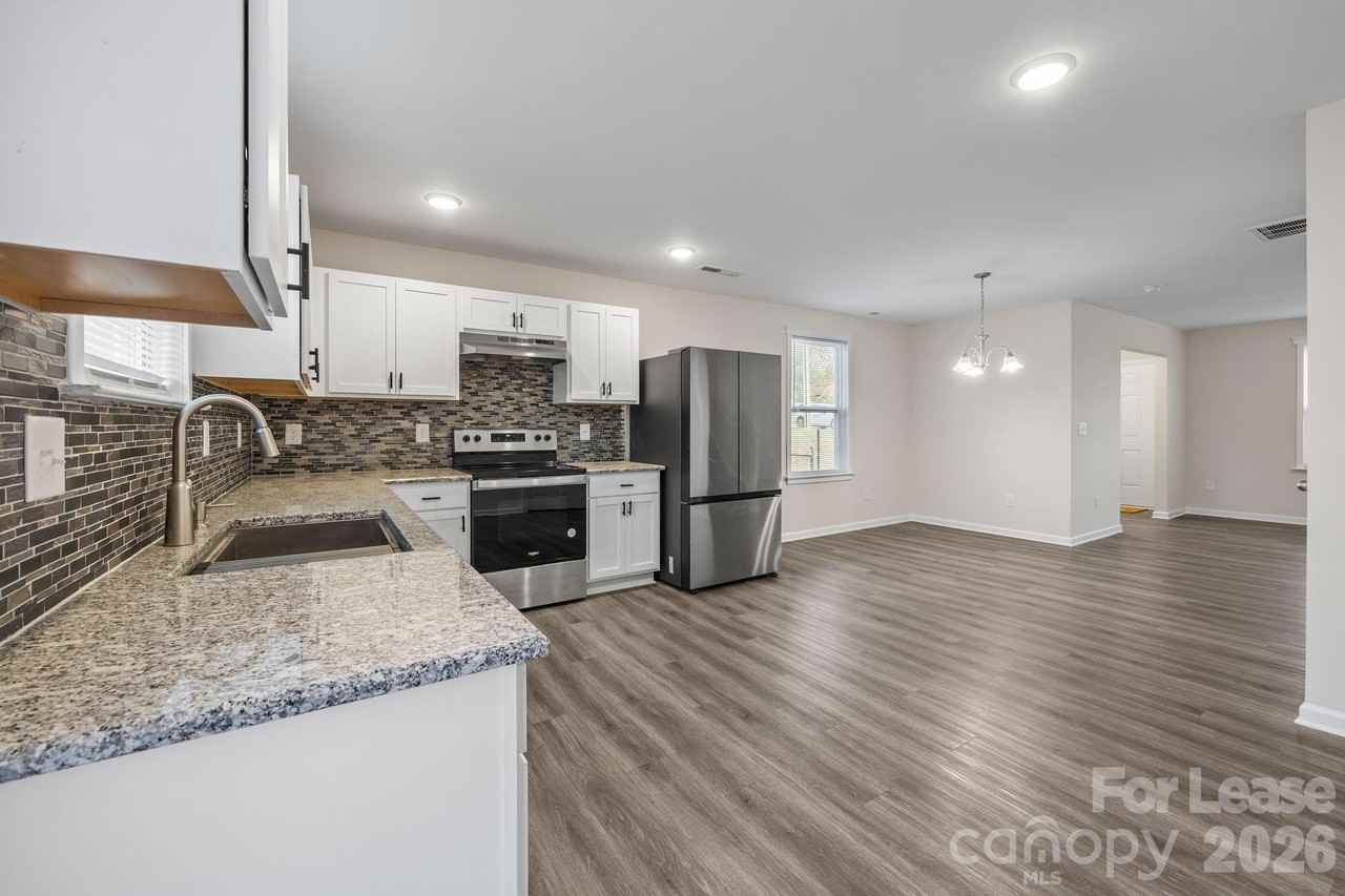 409 Kickapoo Ave - Photo 7 of 32