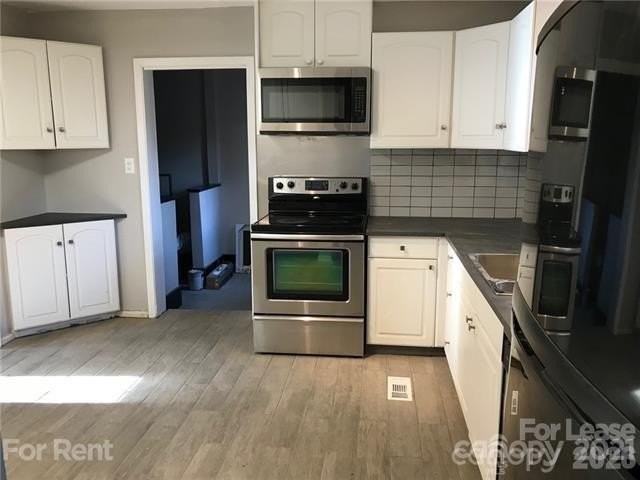 5027 Baylor Dr - Photo 4 of 10