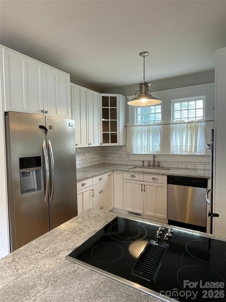 421 Hawthorne Ln - Photo 6 of 17