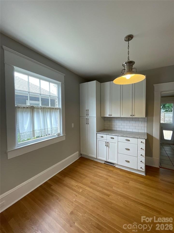 421 Hawthorne Ln - Photo 7 of 17