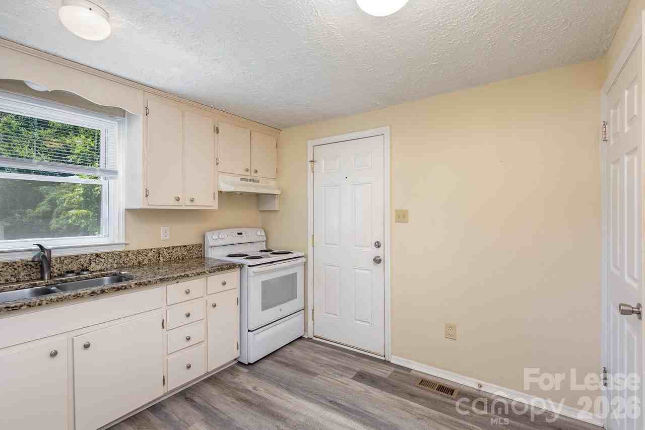 3131 Vestal Pl - Photo 3 of 17