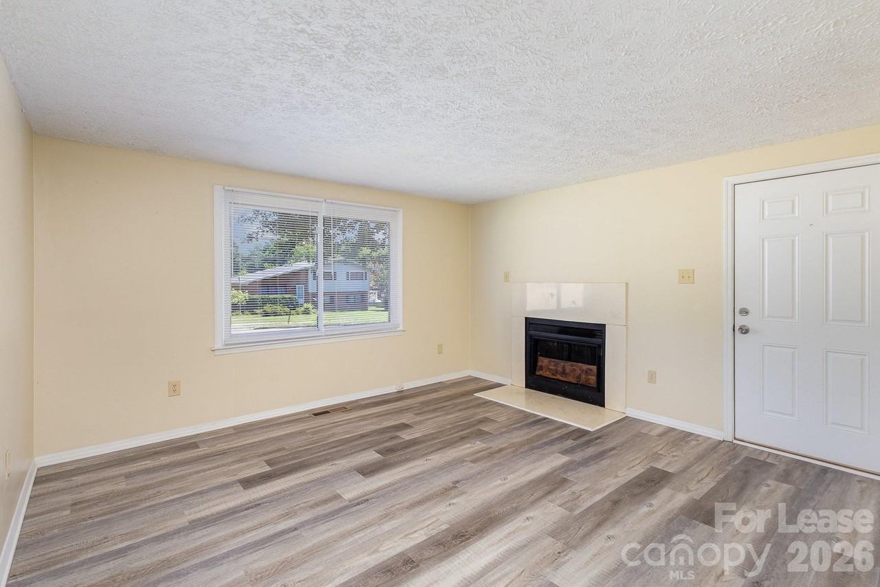 3131 Vestal Pl - Photo 5 of 17