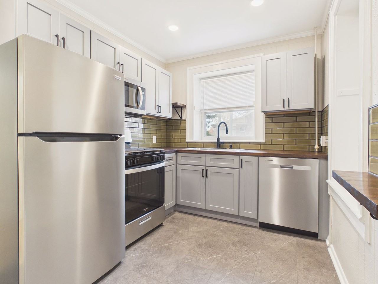 3200 Green Street - Photo 4 of 33