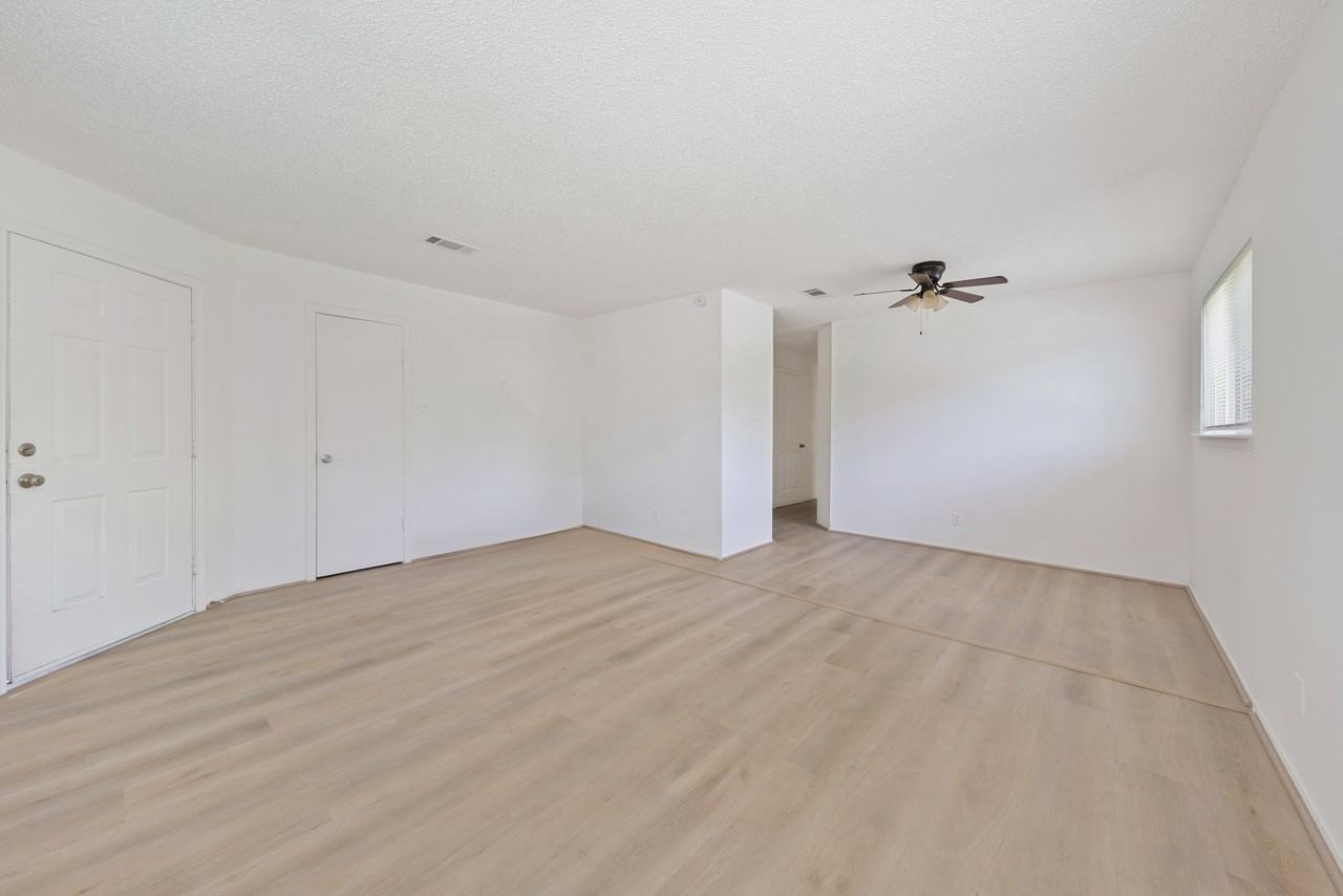 700 Lyle West Ave #D - Photo 4 of 10