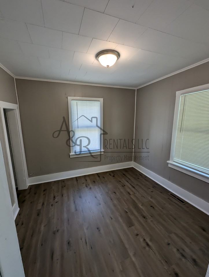 908 E 8th St #1 - Photo 2 of 11