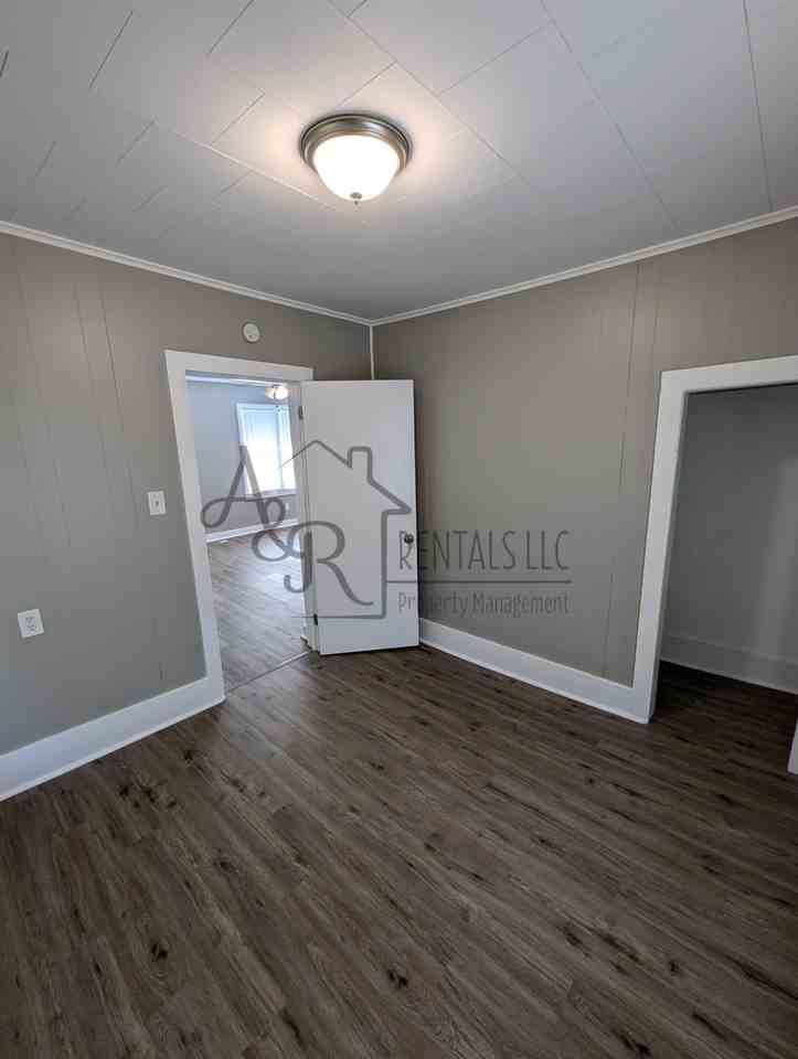 908 E 8th St #1 - Photo 3 of 11