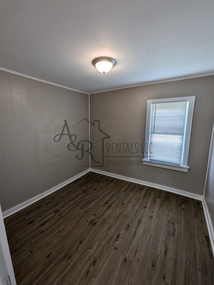 908 E 8th St #1 - Photo 4 of 11