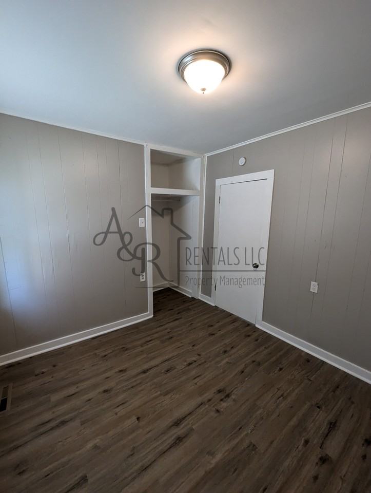 908 E 8th St #1 - Photo 5 of 11