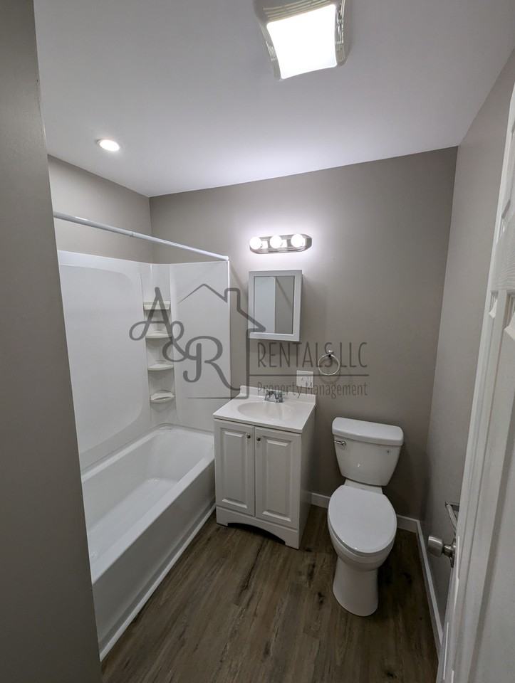 908 E 8th St #1 - Photo 6 of 11