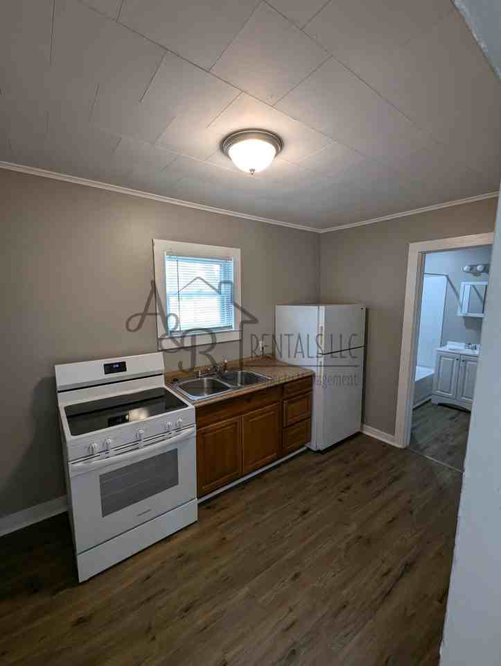 908 E 8th St #1 - Photo 7 of 11