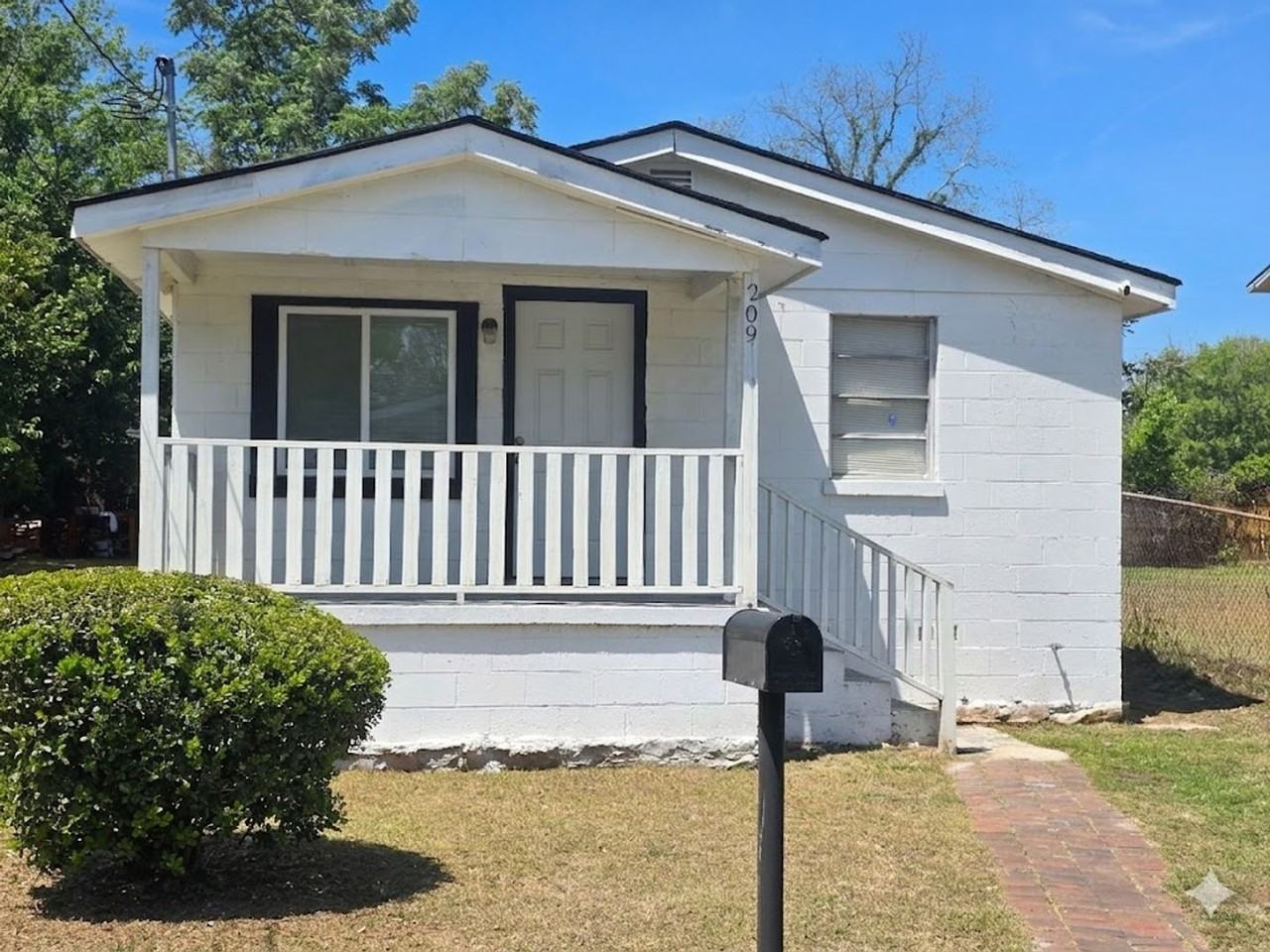 209 Baker St - Photo 2 of 2