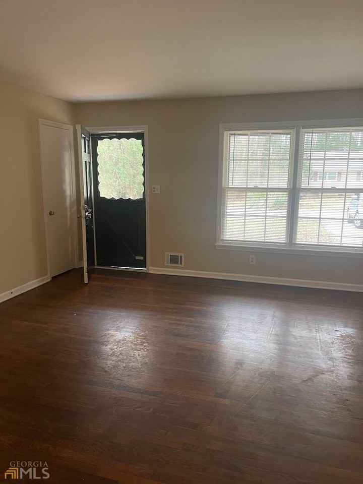 808 S Nottingham Rd - Photo 2 of 9