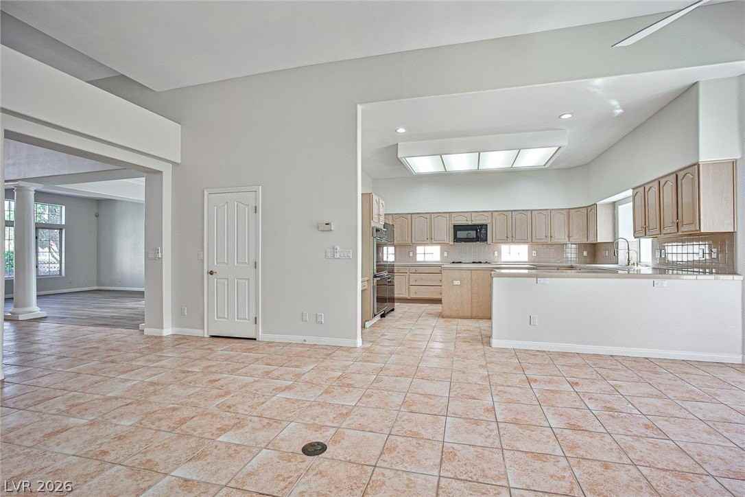 8052 Marbella Cir - Photo 5 of 20