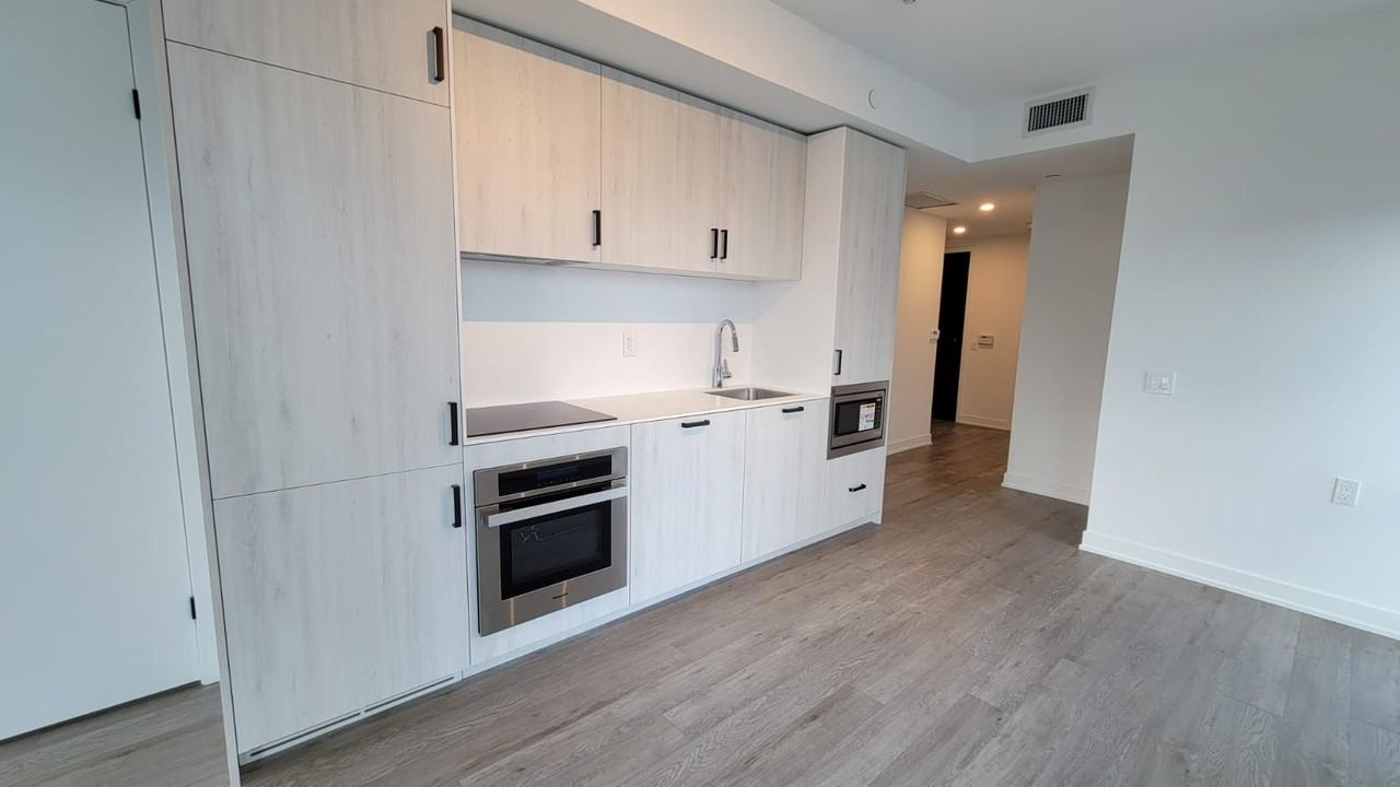 Yonge St & Queen St E - Photo 4 of 38