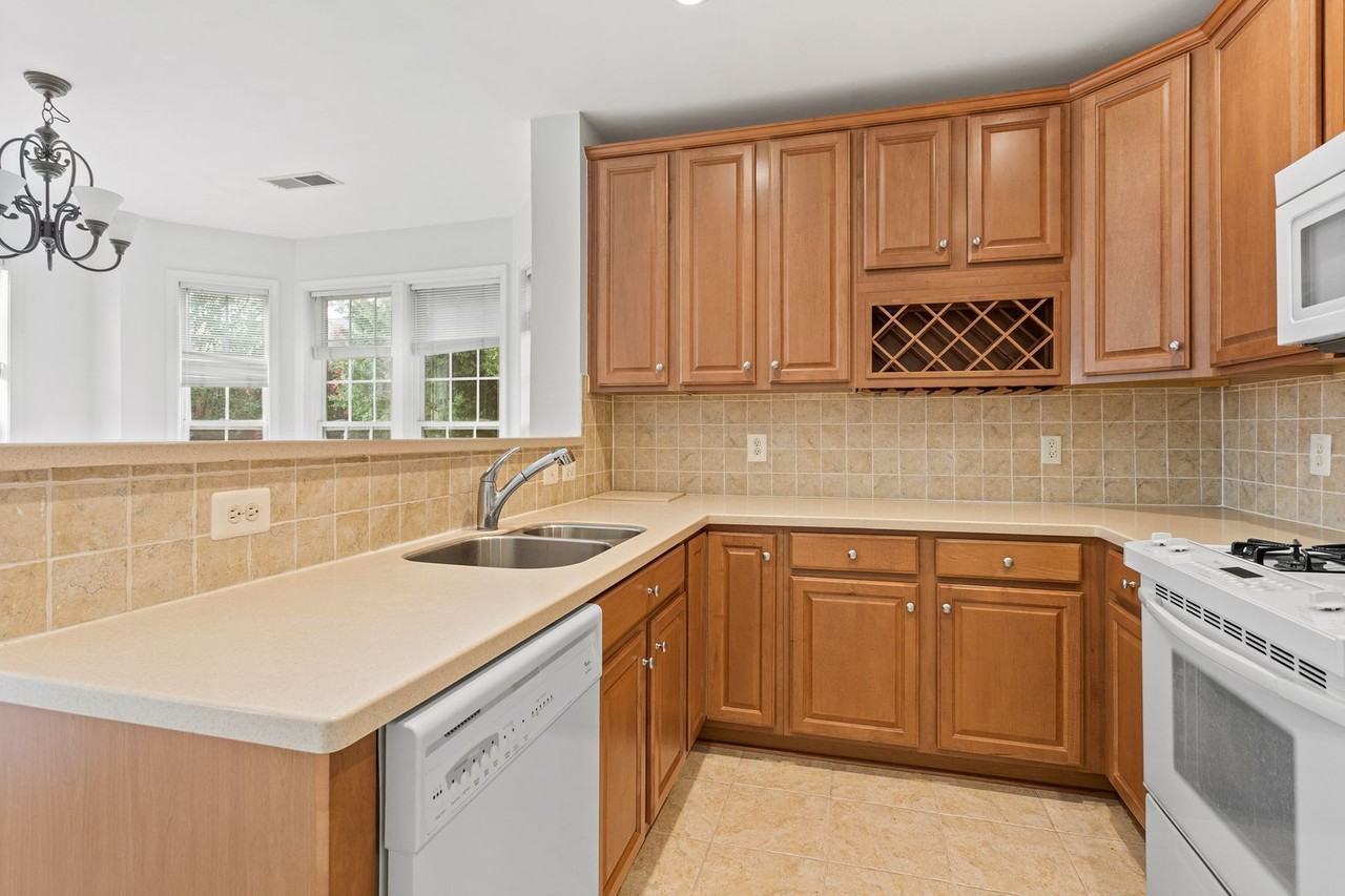 1002 Elmcroft Blvd - Photo 4 of 30