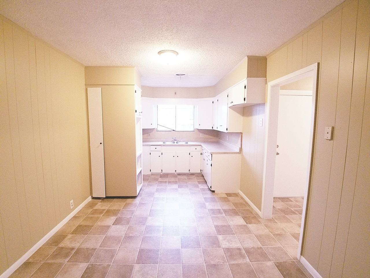 203 Beatrice St - Photo 5 of 14