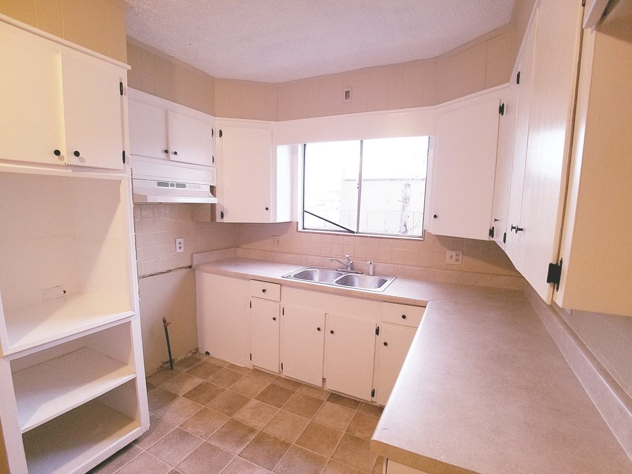 203 Beatrice St - Photo 6 of 14