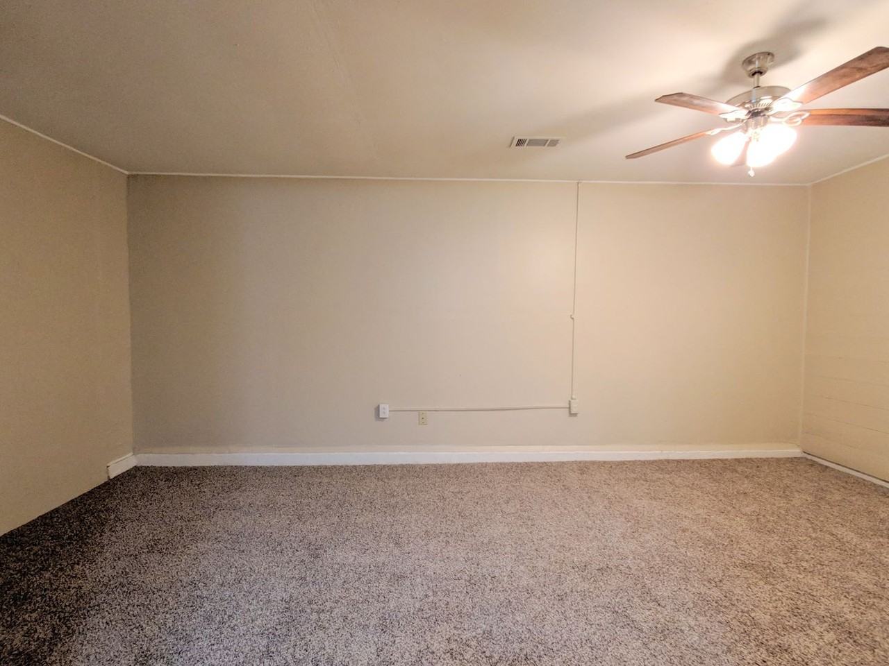 1223 Shawnee St - Photo 5 of 15