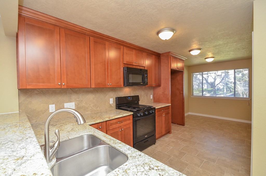 15337 Falmouth Ave - Photo 2 of 36