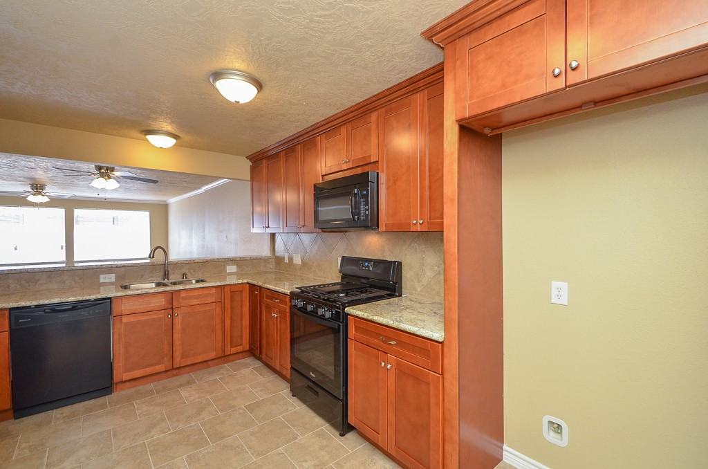 15337 Falmouth Ave - Photo 3 of 36