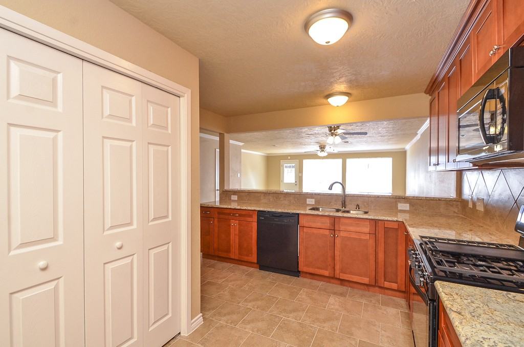 15337 Falmouth Ave - Photo 4 of 36