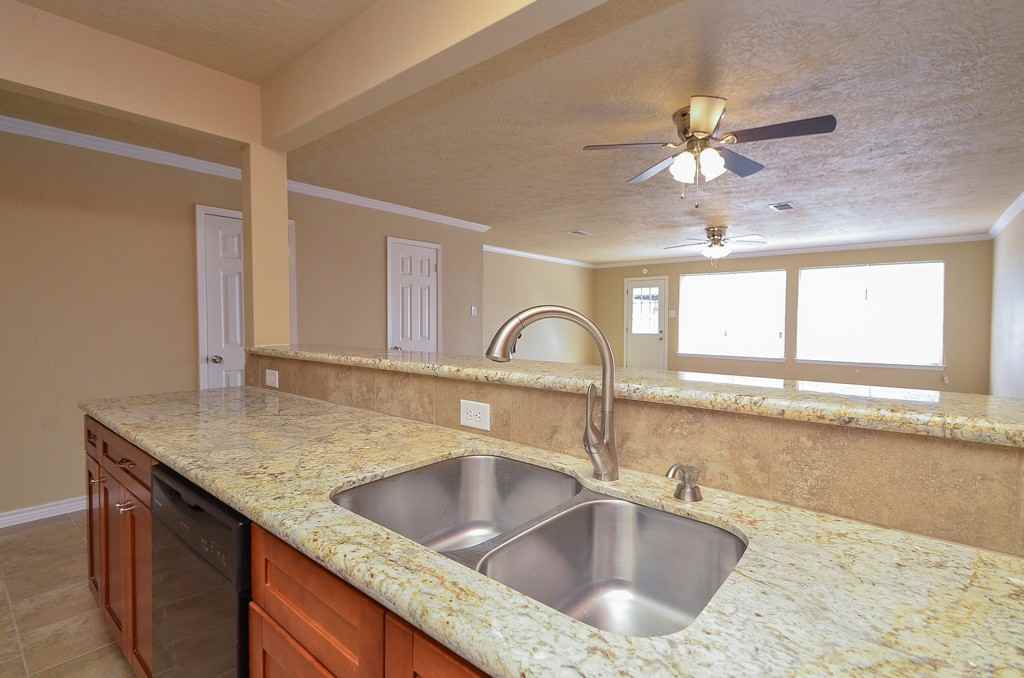 15337 Falmouth Ave - Photo 5 of 36