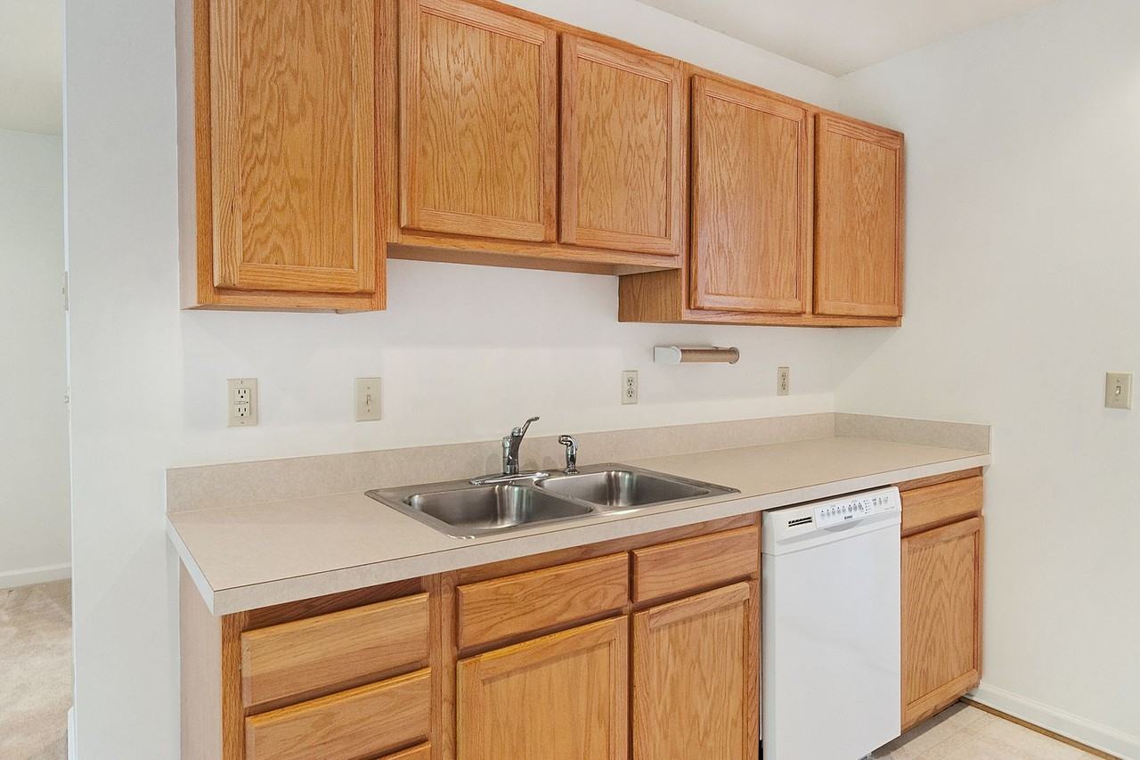 119 Waterbury Ct - Photo 3 of 18