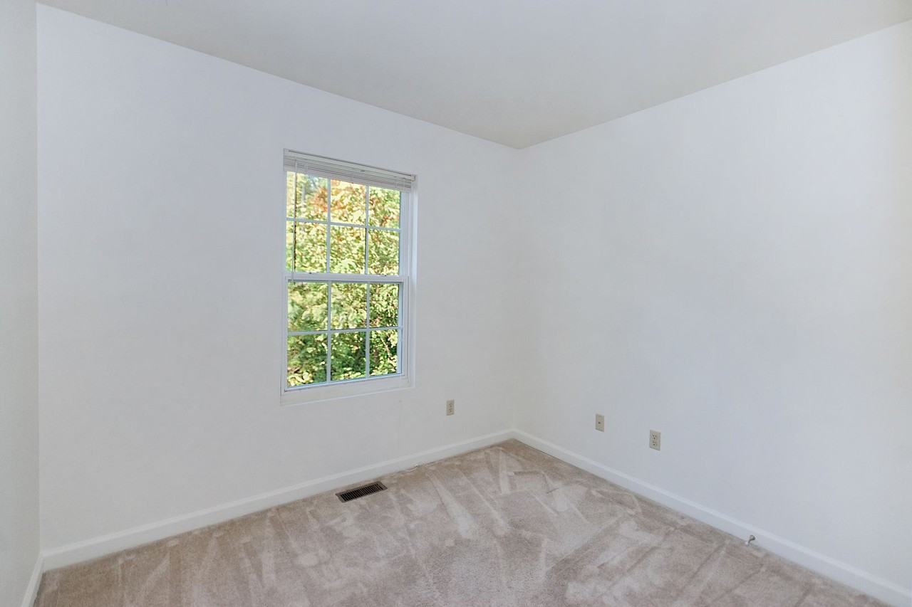 119 Waterbury Ct - Photo 5 of 18