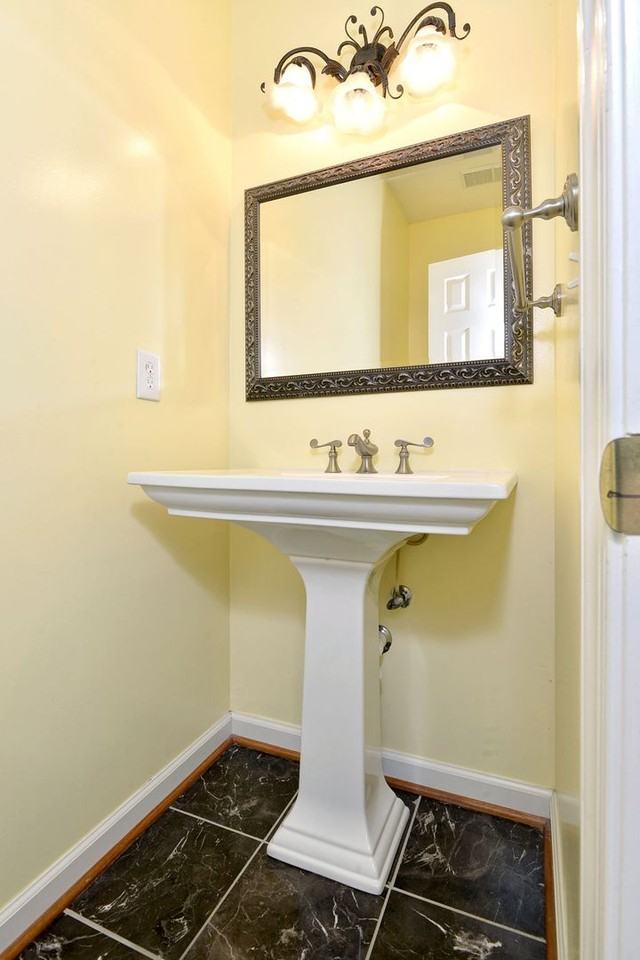 410 Jamestown Dr - Photo 5 of 36