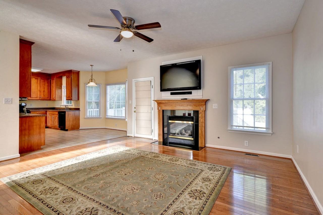 410 Jamestown Dr - Photo 6 of 36