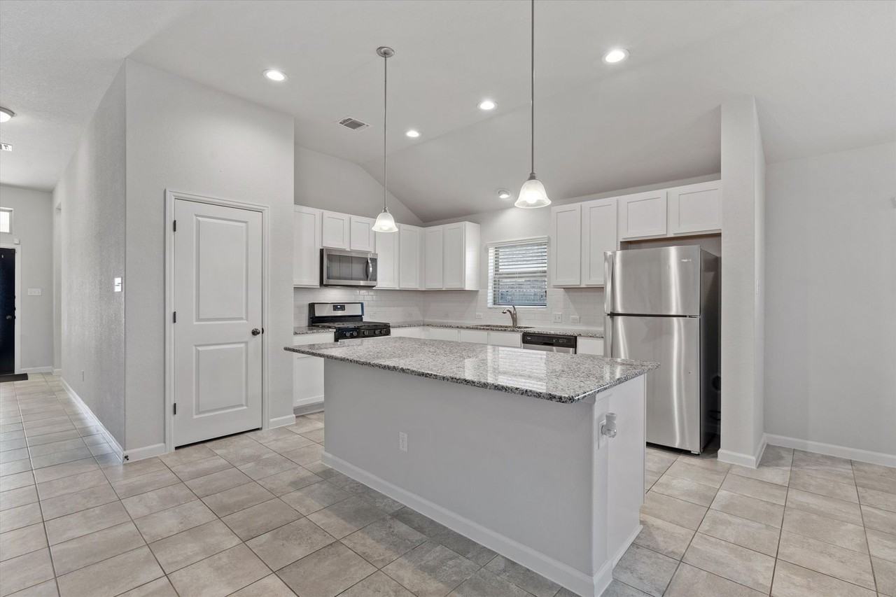 221 Bridgestone Way - Photo 2 of 27