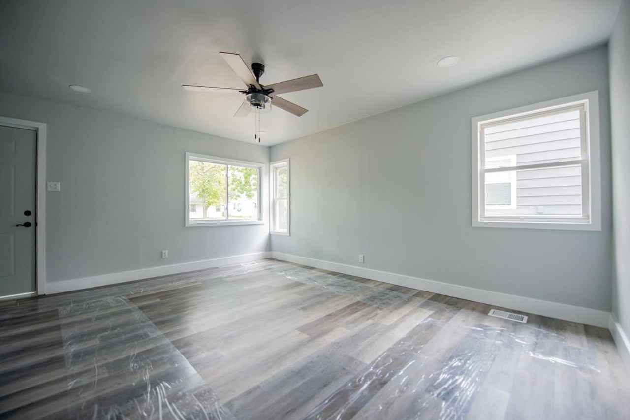 1226 Cass St - Photo 4 of 11