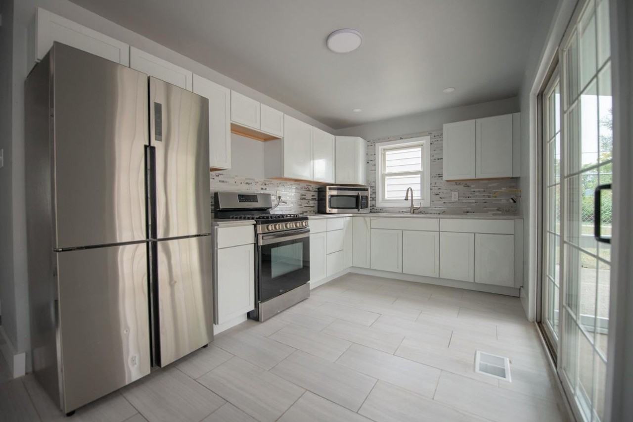 1226 Cass St - Photo 6 of 11