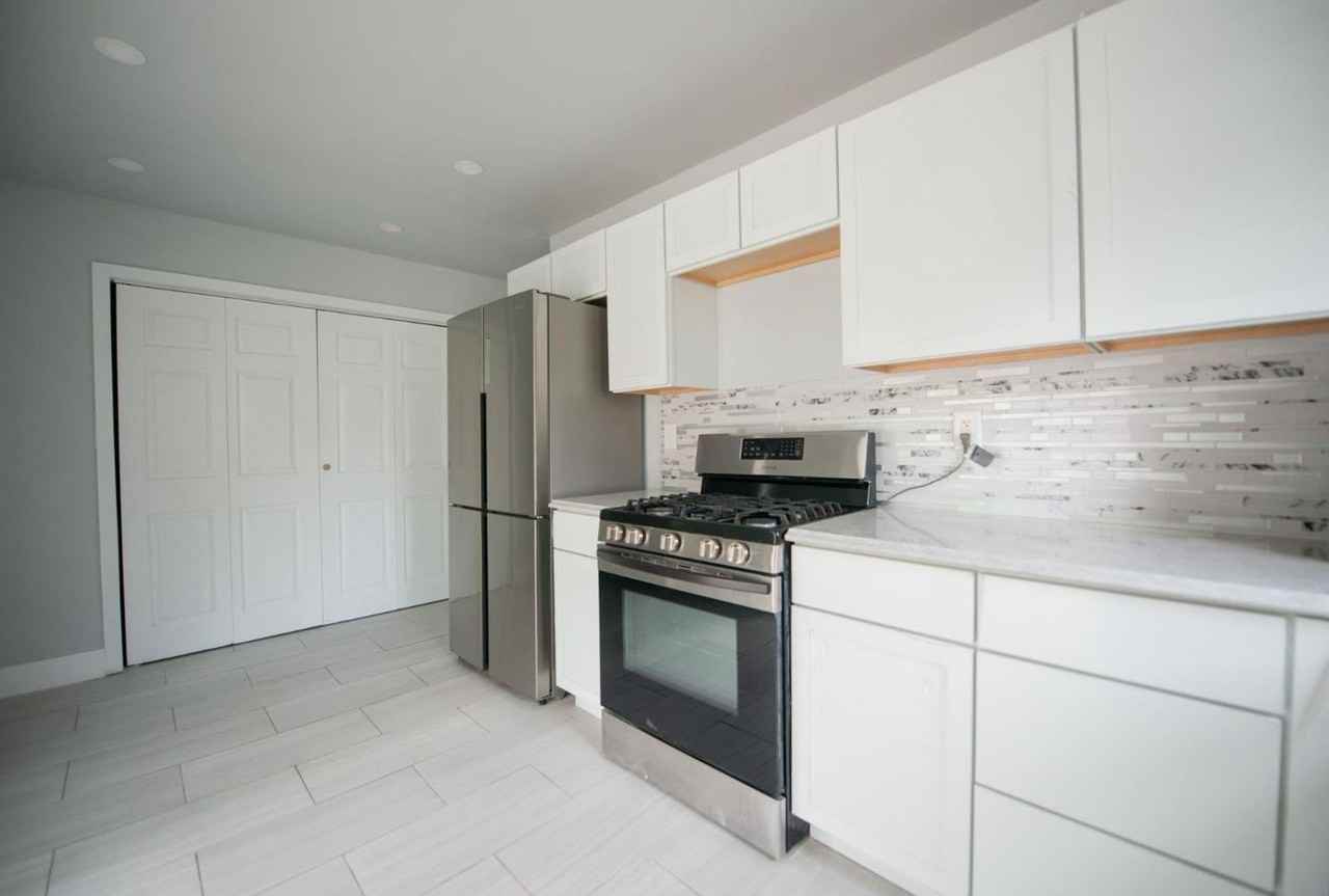 1226 Cass St - Photo 7 of 11